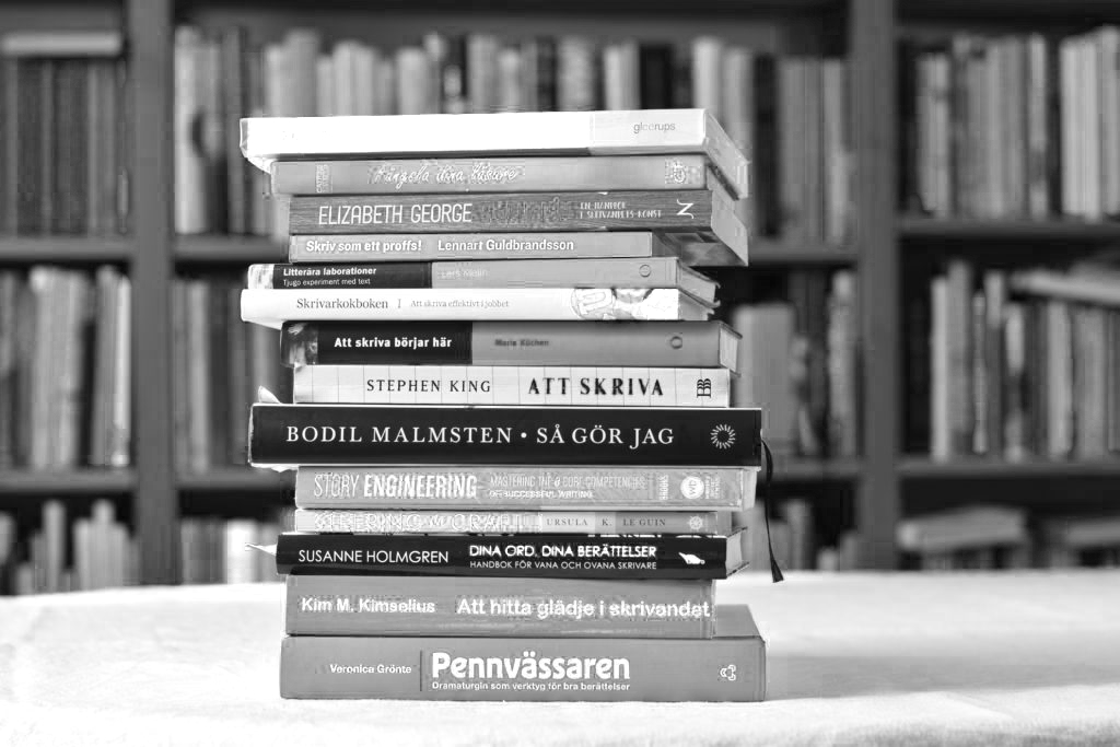 skrivarböckersv:v En hög med böcker om skrivande. Stephen King, Bodil Malmsten, Larry Brooks med flera.